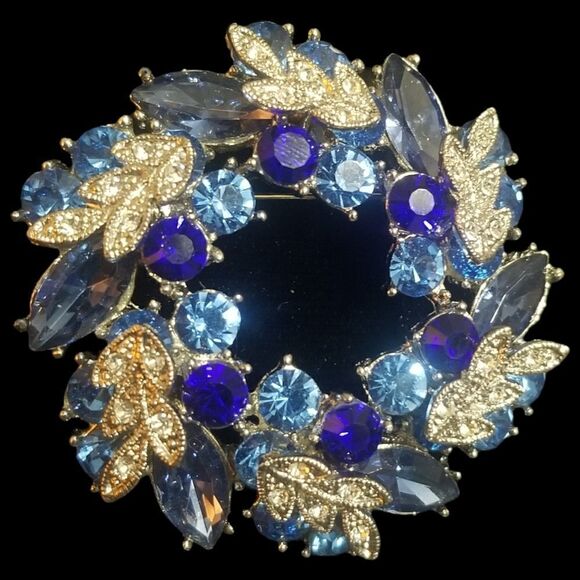 ⭐️ Vintage Blue/Clear Rhinestone Wreath in Silvertone Brooch/Pendant - Picture 1 of 8
